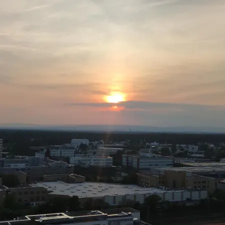 Skyline-aussicht Und Fantastische Sonnenuntergaenge *
